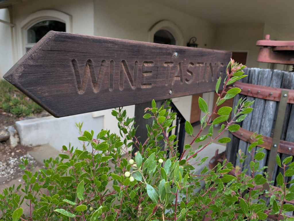 hh wine sign